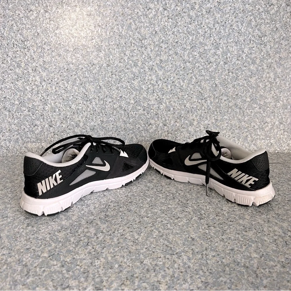 Nike Training Youth Size 5.5 Black White Unisex Sneakers Shoes